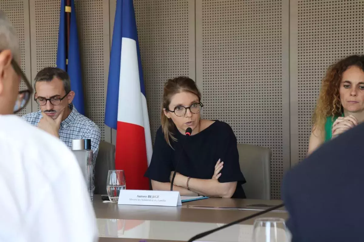 Photo d'Aurore Bergé et des dirigeants de groupe de crèches