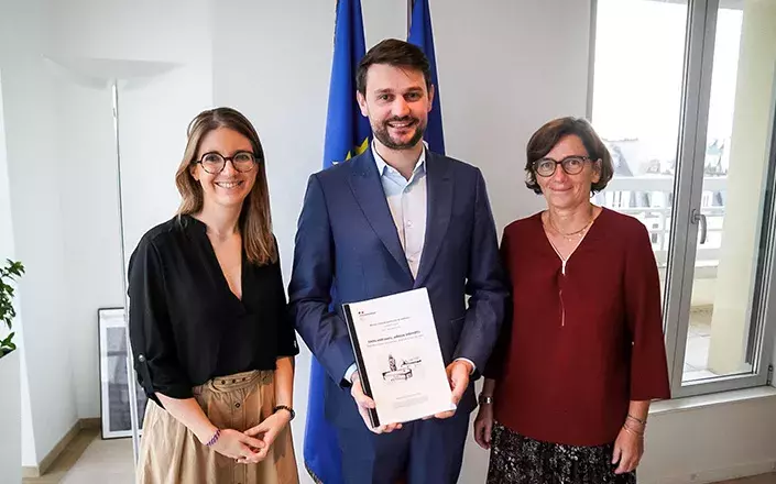 Visuel de la remise du rapport de Laurent Frémont sur le droit de visite en EHPAD à Aurore Bergé et Agnès Firmi Le Bodo