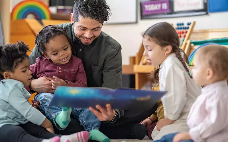 Visuel d'un éducateur de jeunes enfants