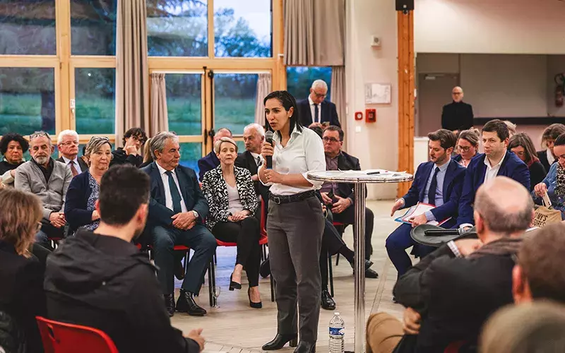 Réunion publique format grand débat avec l’ensemble des maires du département et les élus locaux sur le service publique de la petite enfance